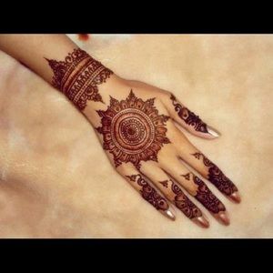 Are you guys interested in henna? ❤️